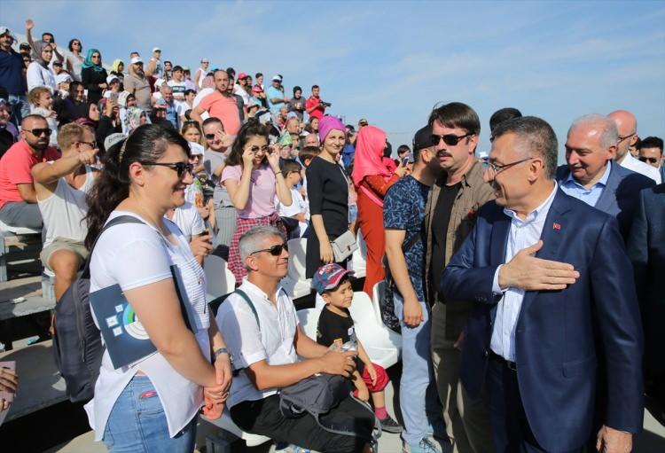 <p>Sayın Cumhurbaşkanı'mız kendileri de fiilen indiler. Dolayısıyla bu güven anlamında en üst düzeyde bir güvenin göstergesidir. Şu andaki festivalle ilgili tüm hava araçlarımız iniş ve kalkışı buradan yapıyorlar. Dünyanın en büyük havalimanlarından. Avrupa'nın en büyük havalimanı olmuş olacak. İnşallah bunun işletme boyutunda da çok hızlı bir şekilde sonuçlarını yine görüyor olacağız, lojistik boyutta da. İstanbul zaten "hub" olmuştu. Bu gelişerek de devam edecek" açıklamasında bulundu. </p>