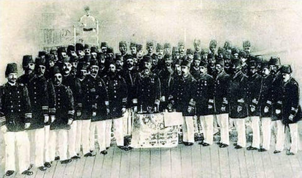 <p>İslam dünyasından Japonya’ya organize şekilde giden ilk diplomatik heyeti taşıyan Ertuğrul Fırkateyni'nin ahşap bölümü kısa süre önce tamir edilmesine rağmen geminin makine ve kazan bölümü kontrol edilmemişti.</p>
<p> </p>
