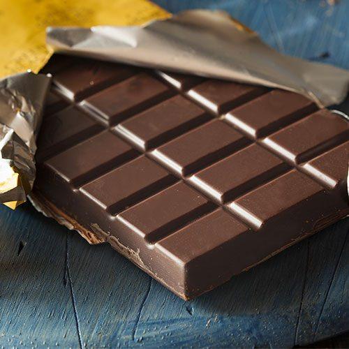 <p>3- Kafeini içinde bulunduran çikolata, bağırsakları tahriş edebileceğinden dolayı ishal gibi bağırsak rahatsızlıklarının görülmesine neden olur.</p>

<p>4- Kalp sağlığını riske atabilir.</p>

