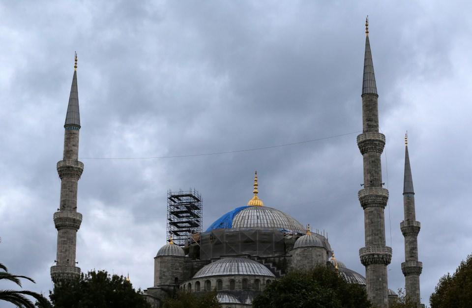 <p>Sultanahmet Camisi'nde İznik ve Kütahya atölyelerinde 16. yüzyıl sonu ve 17. yüzyıl başı ürünleri olarak 21 bin 43 çini kullanılmıştır.</p>