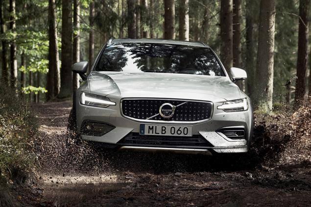 <p>Sağlamlığı ve güvenirliği ile otomobil severlerin her zaman gözdesi olan İsveç otomotiv devi Volvo, 2019 Volvo V60 Cross Country örtüsünü kaldırdı. Peki, Yeni Volvo V60 Cross Country'nin motor ve donanım özellikleri neler? işte ayrıntılar...</p>
