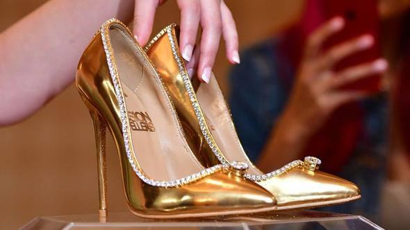 <p><strong>'The Passion Diamond'</strong> ismindeki ürün dünyanın en pahalı ayakkabısı olma özelliğini taşıyor.</p>
