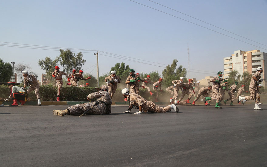 <p>Ahvaz'daki askeri töreni kana bulayan saldırganlar, birden ortaya çıktı.</p>

<p> </p>
