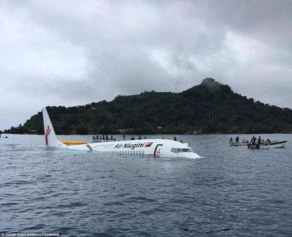 <p>Alçalan yolcu uçağı, pisti pas geçince havalimanı yakınındaki denize eşine az rastlanır bir iniş yaptı!</p>

<p> </p>

