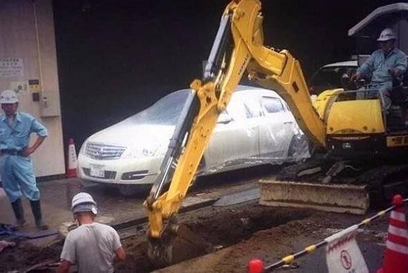 <p>İşçileri de pek düşünceli... Arabaya dikkat!</p>

<p> </p>

