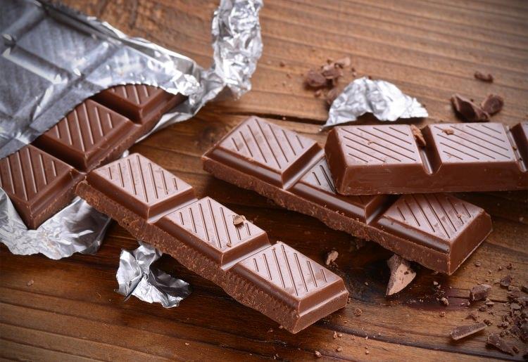 <p>1- Fazla kilo alımına neden olur.</p>

<p>2- Çikolatanın içerisindeki fazlalık şeker miktarı ağızda bazı sorunlara neden olur. Diş minesi zayıflaması veya çürük gibi sorunları da beraberinde getirir.</p>
