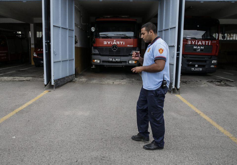 <p><strong>En genç itfaiyeci</strong></p>
<p>Ankara itfaiyesinin en genç itfaiye eri Musa Bayın (23), lise öğrenimini itfaiye üzerine tamamlayıp daha sonra yüksekokulu bitirdikten sonra 4 yıl önce mesleğe başladığını, lise hayatından bu yana itfaiyecilik ile ilgilendiğini ve çekirdekten yetiştiğini belirtti.</p>