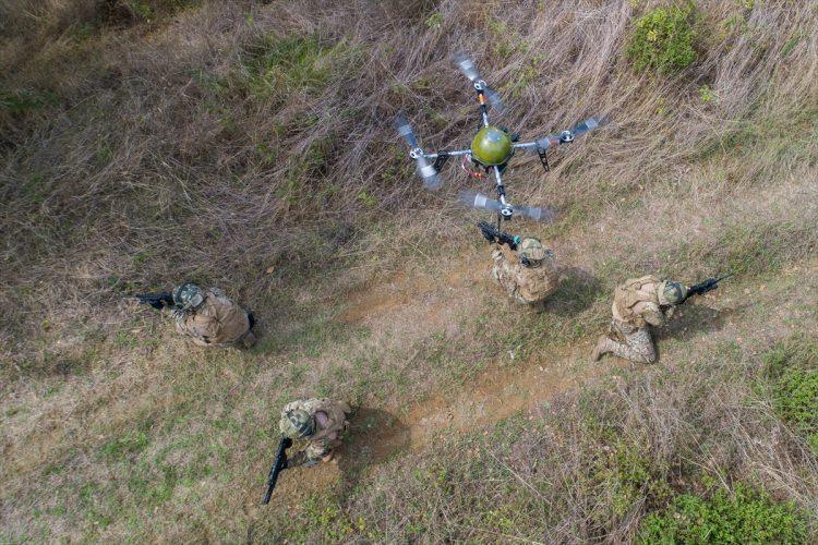 <p>Türkiye'nin menfaatleri doğrultusunda Fırat Kalkanı ve Zeytin Dalı harekâtları, terörle mücadele operasyonları ile Afganistan, Bosna Hersek ve Kosova'da barışı destekleme harekatı başta olmak üzere birçok kritik görevi başarıyla tamamlayan Sualtı Savunma (SAS) komandoları, "sabır, akıl ve sorumluluk" anlayışıyla yerine getirdikleri görevleri için zorlu eğitimlerini aralıksız sürdürüyor.</p>
<p> </p>