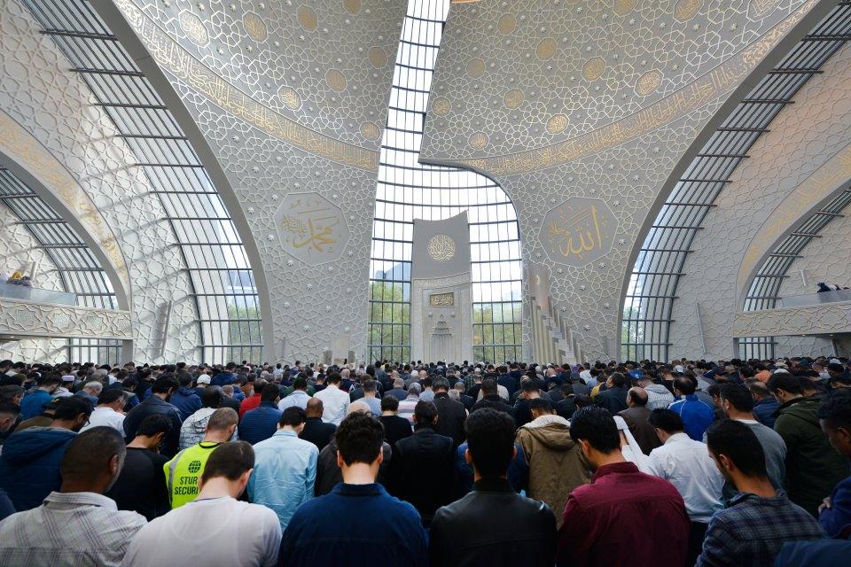 <p>Belediye tarafından 2008'de onaylanan cami projesinin temeli, 7 Kasım 2009'da atıldı. Temel atma törenine dönemin Diyanet İşleri Başkanı Ali Bardakoğlu, DİTİB yöneticileri ve Köln yerel yöneticileri katıldı.</p>
<p> </p>