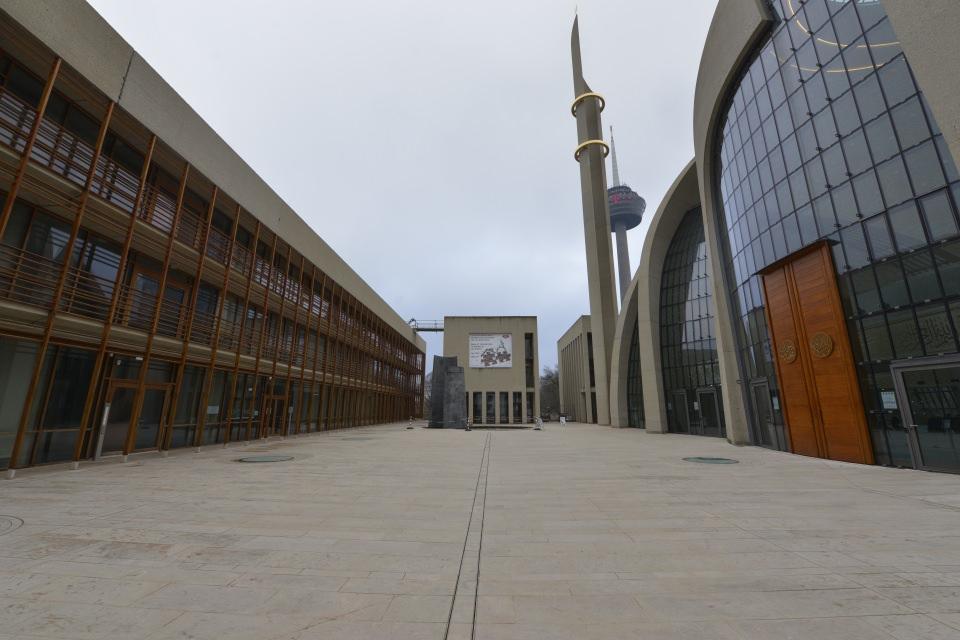<p>2016 ortalarında caminin dekorasyon ve süsleme projesi uygulanmaya başlandı. Hat yazıları, sedef Kur'an-ı Kerim muhafazası, mihrap, minber, kürsü, müezzin mahfili mermerleri, kubbe ve minare alemleri, boş ve doluluk durumunu gösteren ayakkabılık, konusunun uzmanı sanatkar ve teknik ekipler tarafından İstanbul'da imal edilip yerinde montajlandı. Caminin halıları Manisa'nın Demirci ilçesinde dokundu. Caminin kubbesinde yer alan on kollu yıldız motifli avize ise Samsun'da üretildi. </p>

<p> </p>
