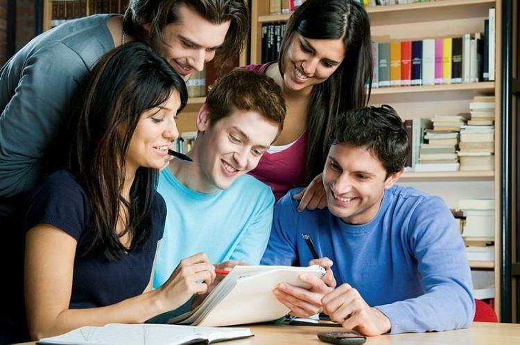 <div><strong>ÜÇ YIL ÜST ÜSTE!</strong></div>
<div> </div>
<div>Listenin bir numarası ise üçüncü yıl üst üste İngiltere'de bulunan Oxford Üniversitesi oldu. İlk onda İngiliz ve Amerikan yüksek öğretim kurullarının yer aldığı listedeki bir başka ilk de, listeye giren Japon üniversitelerinin sayısının İngiltere'yi geçmesi oldu.</div>