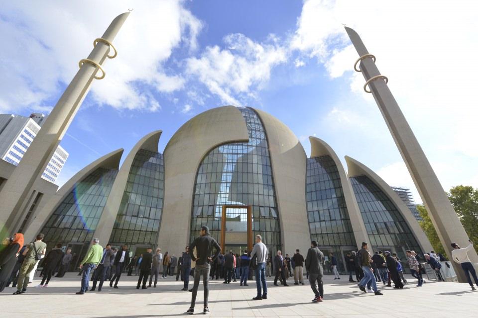 <p>Diyanet İşleri Türk İslam Birliğinin (DİTİB) Almanya'da inşa ettiği ve cumartesi Türkiye Cumhurbaşkanı Recep Tayyip Erdoğan tarafından açılacak DİTİB Merkez Camisi, Köln'ün sembolleri arasına girdi.</p>