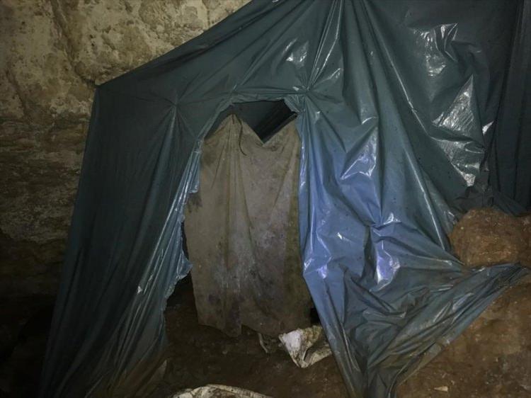 <p>Pervari ilçesi yakınlarındaki Herekol dağı bölgesinde düzenlenen operasyonla ilgili Siirt Valiliği'nce yapılan yazılı açıklamada, "Siirt İl Jandarma Komutanlığı sorumluluk alanında yürütülen operasyonlar kapsamında Siirt ili, Pervari ilçesi, Yazlıca (Herekol) Dağı bölgesinde bölücü terör örgütü PKK’ya yönelik yürütülen operasyonlarda 5 mağara tespit edilmiştir.</p>
<p> </p>