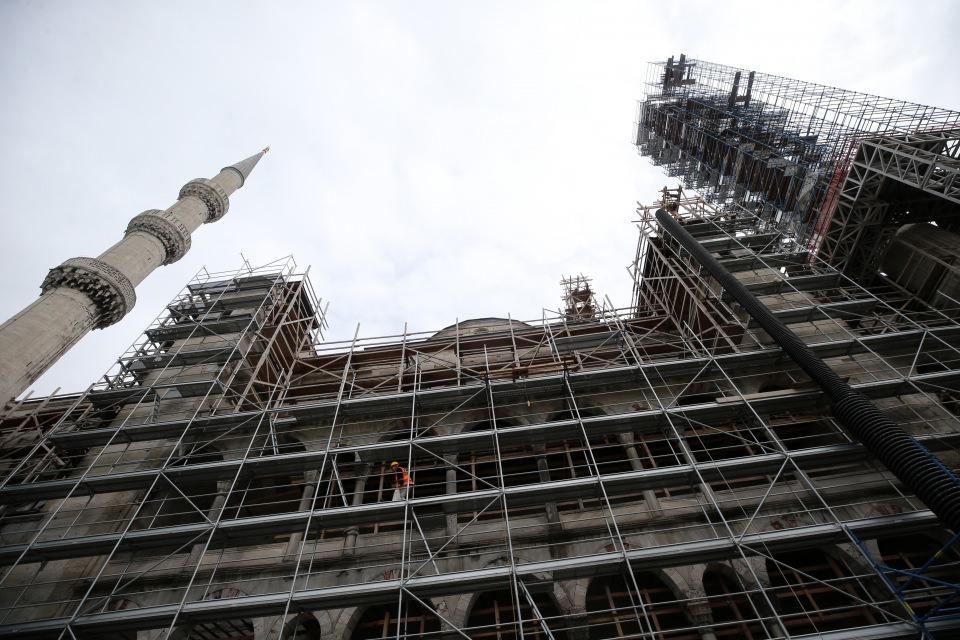 <p>Fakat Sultanahmet Camisi olunca bir hayırseverimiz buranın tüm restorasyon giderini karşılamak istedi, biz de seve seve kabul ettik. Onun sponsorluğunda, bütün giderleri o iş adamımız karşılıyor." diye konuştu. </p>
