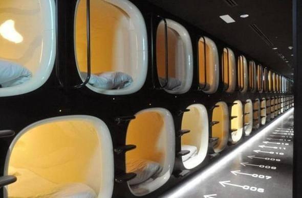 <p>Osaka'da bulunan The Capsule Hotel, değişik mimarisiyle fotoğrafta gördüğünüz gibi standart bir oda ölçüsüne 10'larca kabin sıkıştırarak müşterilerine hizmet veriyor. Kapsüllerin içinde ihtiyaç duyabileceğiniz her şey mevcut.</p>

<p> </p>
