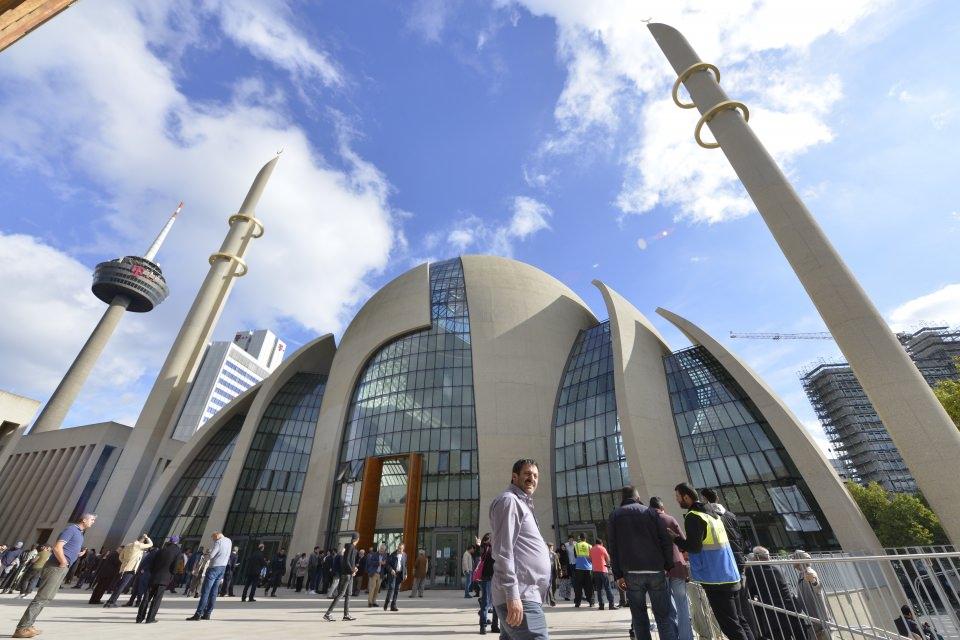 <p>36,5 metre yüksekliğindeki şeffaf kubbesi ve kubbenin yanında yükselen 55 metrelik iki zarif minaresiyle modern bir mimariye sahip olan ve aynı anda bin 250 kişinin ibadet edebildiği camide açılış için hazırlıklar tamamlandı.</p>
<p> </p>