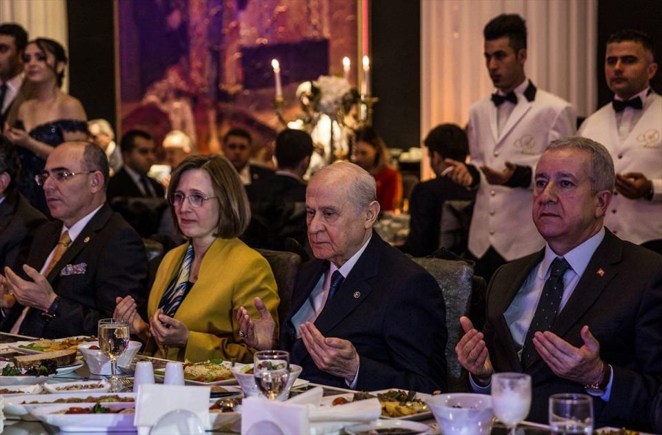 <p>Sünnet düğününe MHP Genel Başkan yardımcıları Sadir Durmaz, Mevlüt Karakaya, Feti Yıldız ve Deniz Depboylu ile MHP Genel Sekreteri İsmet Büyükataman, partililer ve Karabıyık ailesinin yakınları katıldı. </p>
<p> </p>