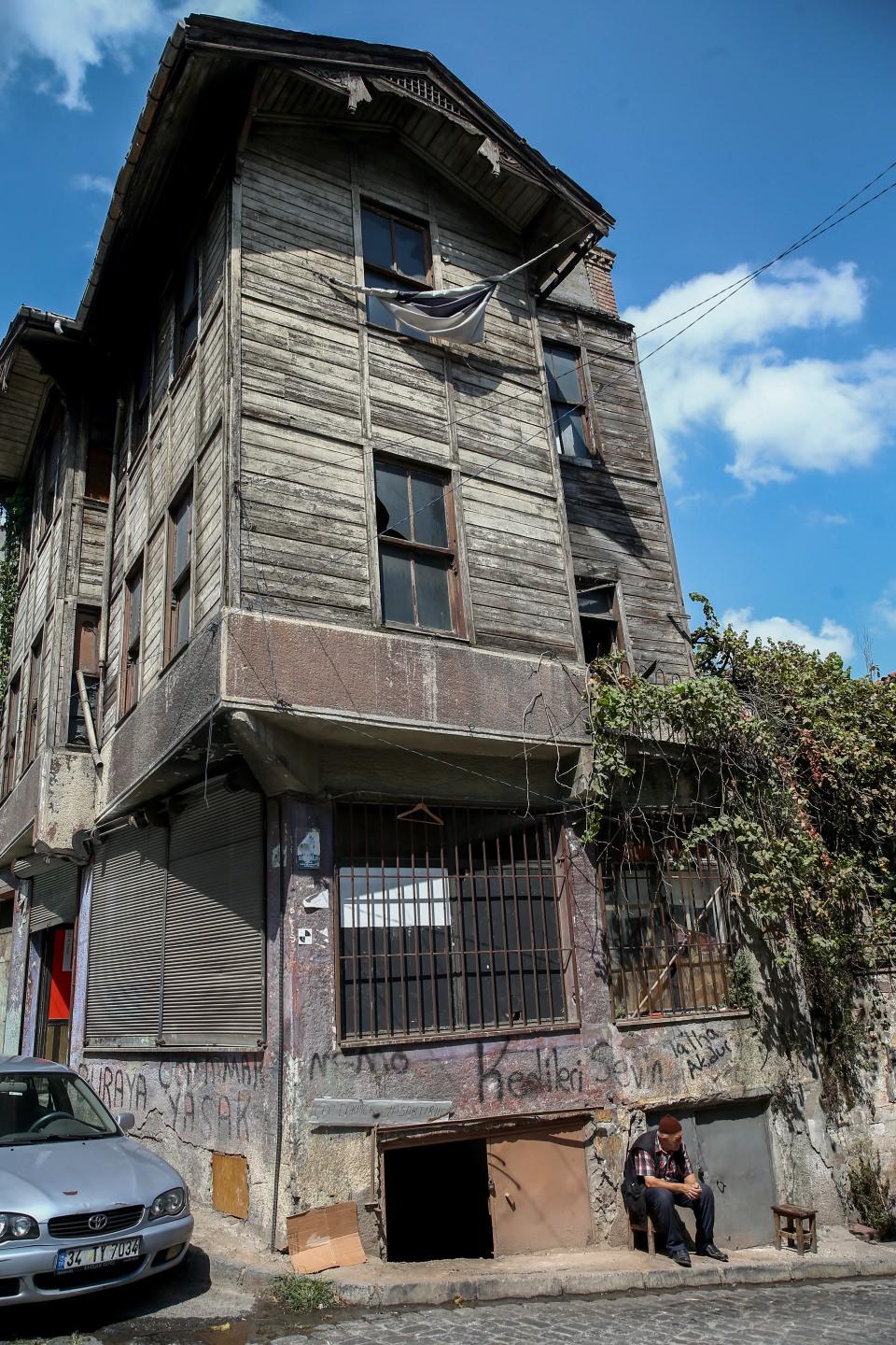 <p>Küçükpazar'a gelen turistlerin oldukça fazla ilgisini çektiği, turistlerin sepet yaparken kendisini izlediğini anlatan Kayaoğlu, "Ne yaptığımı anlamaya çalışıyorlar. Buraya gelerek fotoğraflarımı çekiyorlar. Aynı dili konuşmasak da anlaşıyoruz. Sanata ve el emeğine çok önem veriyorlar. Kimisi sepet kimisi küfe alır." dedi.</p>
<p> </p>