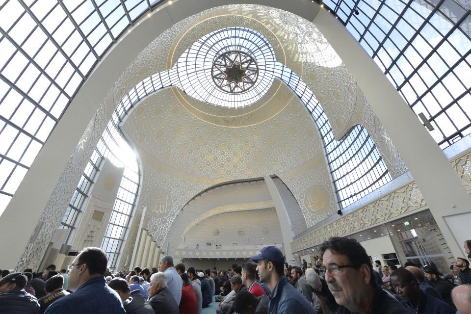 <p>DİTİB'in Köln Büyükşehir Belediyesine mevcut arsa üzerine yeni cami yapmak için 2001'de yaptığı başvuru, 2002'de proje yarışması düzenlemesi şartıyla kabul edildi. Köln'ün görüntüsüne uyum sağlayan, şehre mimari zenginlik katan bir eserin yapılması için 2005'te 111 mimarın katılımıyla uluslararası bir proje yarışması düzenlendi. Yarışmanın sonunda DİTİB'in şeffaflığını ve caminin kapılarının herkese açık olduğunu simgeleyen Alman mimar Paul Böhm'ün projesi birinci seçildi. Seçilen bu proje üzerinde bazı değişikliklere gidilerek şeffaflaşan görüntü tasarımıyla daha davetkar bir yapı ortaya çıkarıldı.</p>
<p> </p>