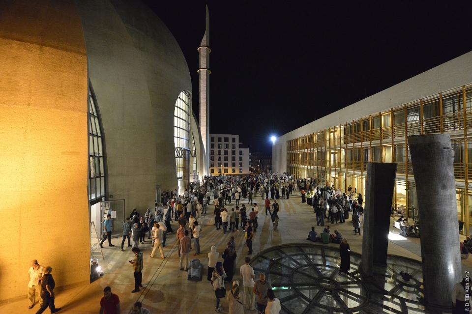 <p>Külliyede ayrıca alışveriş ve ticaret merkezi, kadın ve erkeklere mahsus lokaller, sergi ve seminer salonu, 600 kişilik konferans salonu, geniş çaplı bir kütüphane ve çalışma ofisleri yer alıyor. Dış yüzeyi cam ve betondan meydana gelen şeffaf ve modern bir yapıya sahip olan caminin alt katında 120 araçlık otopark bulunuyor.</p>
<p> </p>