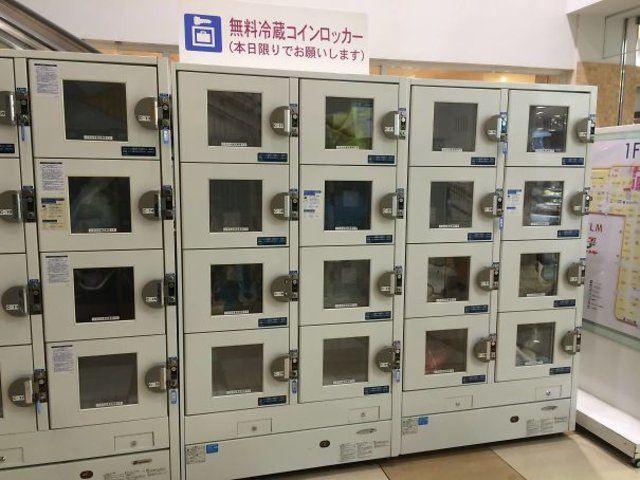 <p>Japonya'da bir alışveriş merkezinde kilitlenebilir ufak buzdolapları var. Böylelikle alışveriş yaptıktan sonra gezmek isterseniz satın aldığınız ürünler bozulmamış oluyor.</p>

<p> </p>
