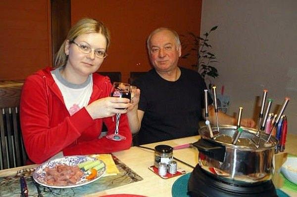 <p>66 yaşındaki eski çift ajan Skripal ve 33 yaşındaki kızı Yulia, 4 Mart'ta Salisbury'de bir bankta bilinçlerini yitirmiş bir haled bulunmuştu.</p>