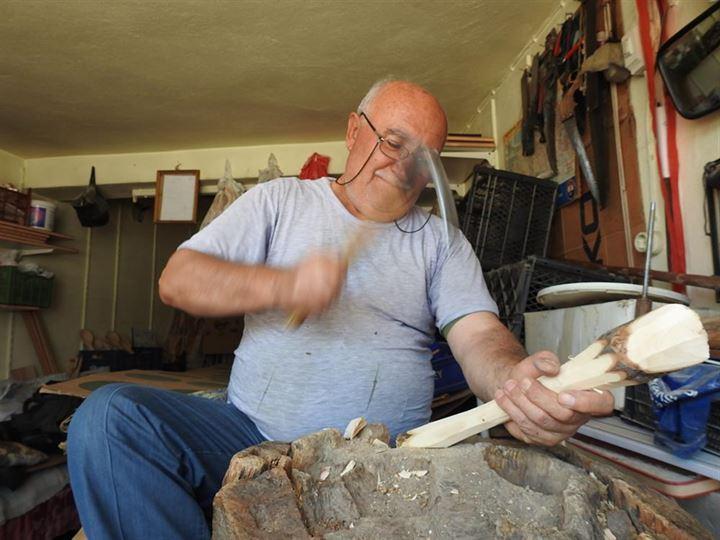 <p>Memuriyetten emekli olduktan sonra babasının vasiyetini yerine getirmek için mesleğe yapmaya başlayan Kilkaya, 20 yıldır emekli maaşının yanı sıra yaptığı tahta kaşıkları satarak geçimini sağlıyor. </p>

<p> </p>
