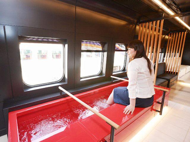 <p>Tren istasyonunda ayak banyosu yaparak rahatlamak mümkün. </p>

<p> </p>
