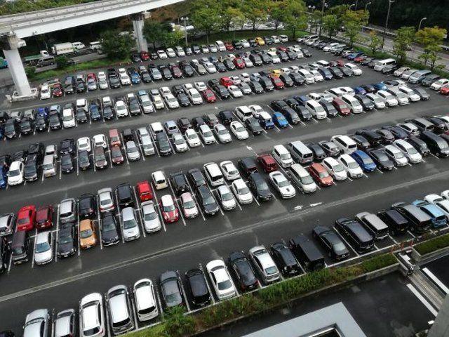 <p>Neredeyse arabaların tamamı tersine park edilmiş. Böylelikle aracı çıkarmak daha kolay. </p>

<p> </p>
