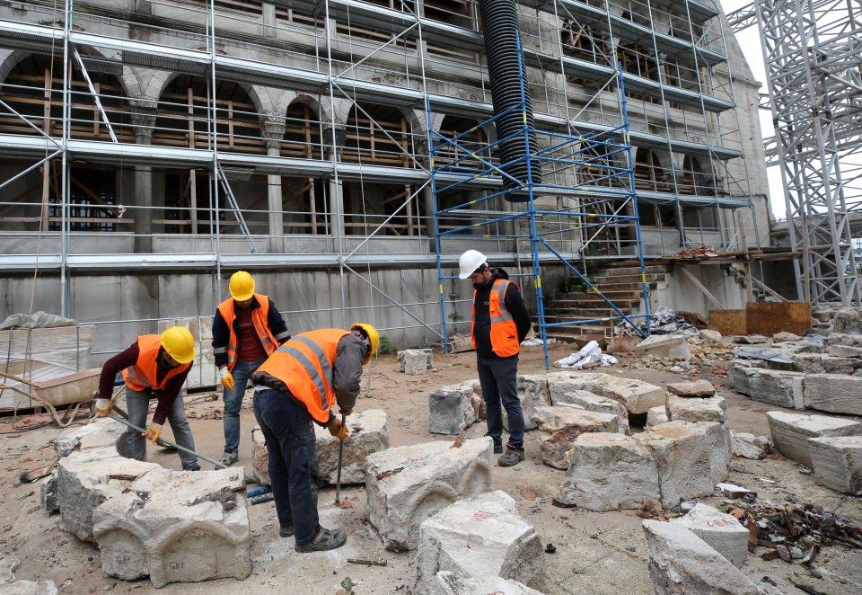 <p>Caminin içinin çok mahirane yerleştirilen 260 pencere sayesinde ferah bir yapıya büründüğünü dile getiren Sarı, pencerelerin yerleştiriliş şeklinden dolayı büyük kubbenin havada asılı gibi durduğuna dikkati çekti.</p>
<p> </p>