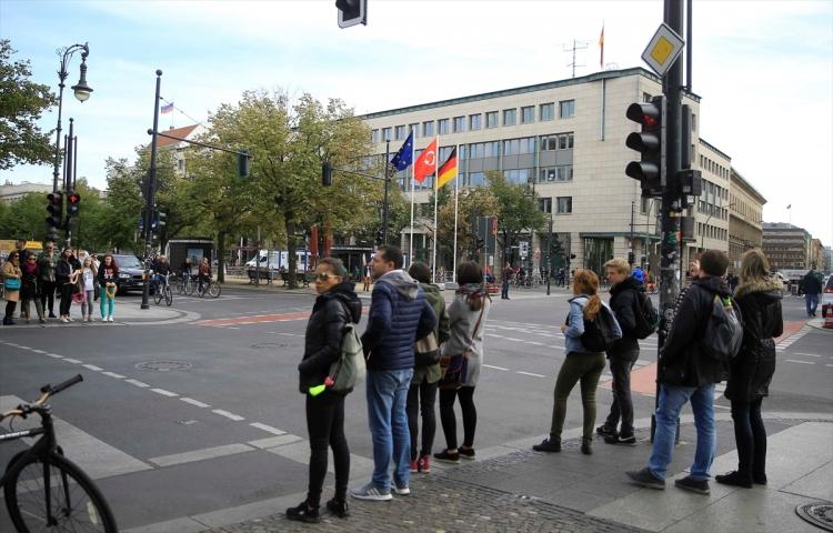 <p>Başkan Erdoğan'ın yarın başlayıp 3 gün sürecek "devlet ziyareti" öncesinde, Berlin'deki Almanya Cumhurbaşkanlığı Sarayı Schloss Bellevue'nun bulunduğu Spreeweg Caddesi ile Zafer Anıtı'nın olduğu Grosser Stern Meydanı Türk, Alman ve Avrupa Birliği'nin (AB) bayraklarıyla süslendi.</p>

<p> </p>
