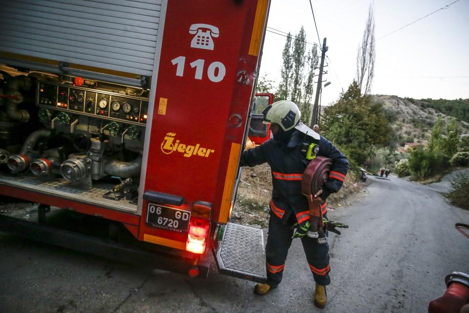 <p>Sağanak yağış ve su patlamalarının neden olduğu su baskınlarına ilişkin çalışmalarda da yer alan itfaiye erleri, her canlı için kendi hayatlarını hiçe sayarak zor durumdan kurtarmaya çalışıyor.</p>
<p> </p>