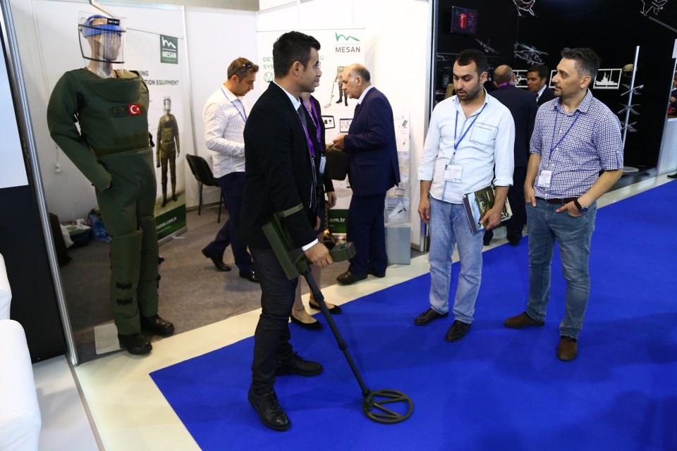 <p><strong> Mergen'le dedektör kullanımı reflekse dönüşecek</strong></p>
<p>Ünlü, Kara Kuvvetleri Komutanlığı ve Jandarma Genel Komutanlığına Memed'i geliştirirken dedektör eğitim sistemi de geliştirdiklerini belirtti.</p>
<p>Mergen Dedektör Eğitim Sistemi'nin Türkiye'de bir ilk, dünyada 1-2 rakibi bulunduğunu dile getiren Ünlü, "Özellikle dedektör kullanım hareketlerini kullanıcıda refleks haline getirmeyi, belli bir seviyeye geldikten sonra sahaya çıkılmasını hedefleyen bir ürün oldu. Son derece yenilikçi ve öncü olacak bir ürün olarak ortaya çıktı." dedi.</p>
