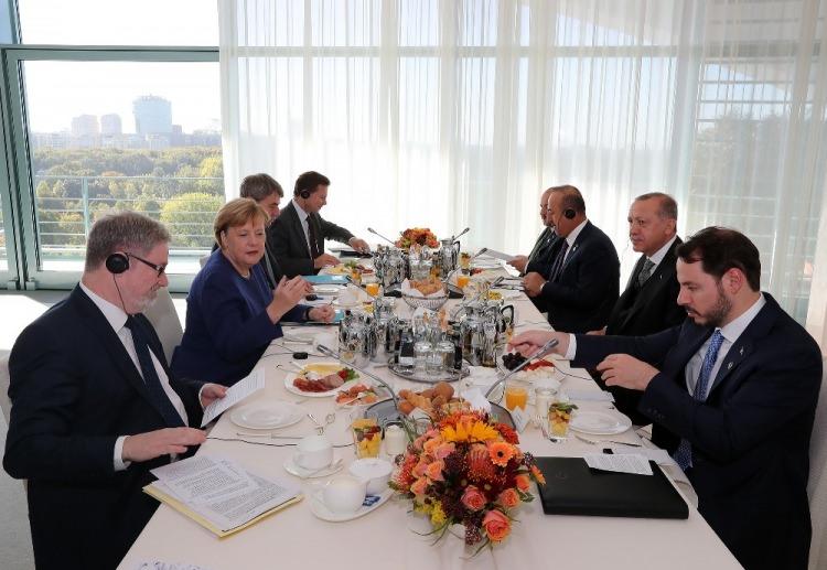 <p>Türkiye Cumhurbaşkanı Recep Tayyip Erdoğan, Almanya Başbakanı Angela Merkel ile kahvaltıda bir araya geldi. </p>
