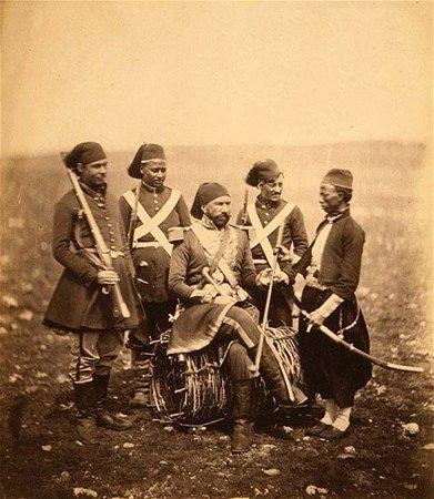 <p><strong>DÜNYANIN İLK SAVAŞ FOTOĞRAFLARINDAN</strong></p>

<p>1853-1856 | İsmail Paşa ve askerleri, Kırım Savaşı'ndayken...</p>
