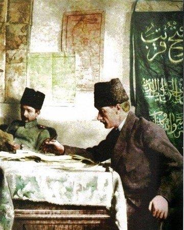 <p>1920 Ankara | Sağdaki sancakta "Allah'tan gelen fetih yakındır" yazıyor. (Saff Suresi, 13.ayet)</p>

<p> </p>
