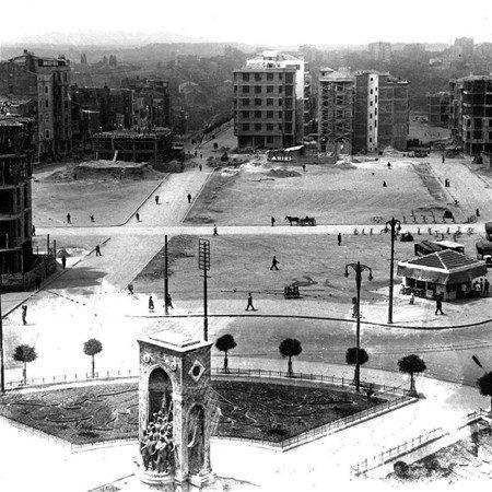 <p>Önde Taksim Cumhuriyet Anıtı. Arkada ise yeni imara açılan Talimhane. 1930'lu yıllarda Selahattin Giz tarafından çekilen bir fotoğraf.Talimhane adından da anlaşılacağı gibi talim yapılan alan. Topçu Kışlası'nın hemen önündeki bu talim alanı 1930'lu yıllarda yapılarla doldurulup 1940'lı yılların başında ise Topçu Kışlası yıktırılarak yerine park yapılıyor. Zamanında Talimhane park olarak kullanılsa Tatavla (Kurtuluş) manzaralı bir Taksim Meydanı görüyor olabilirdik.</p>

<p> </p>
