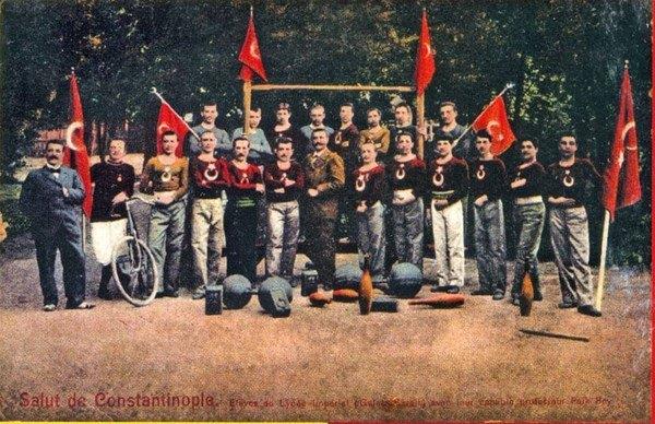 <p>Mekteb-i Sultani (Galatasaray Lisesi) öğrencileri Hıdırellez 'de Kağıthane'de (1896?)</p>

<p> </p>
