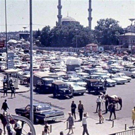 <p>1970'li yıllarda Üsküdar'da arabalı vapur kuyruğu.</p>

<p> </p>
