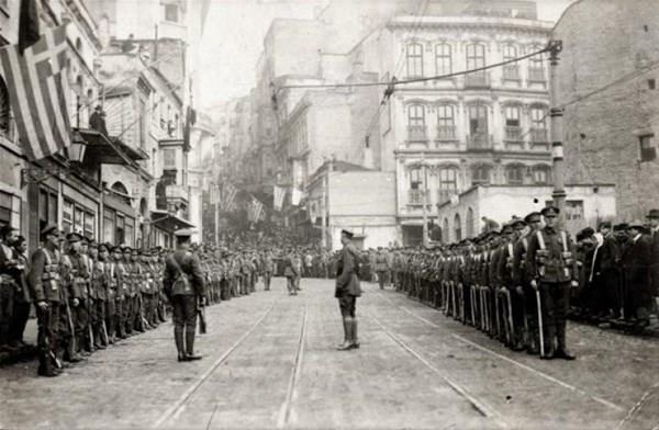 <p>İstiklal Caddesi'nde İngiliz Ordusu, 1919</p>

<p> </p>
