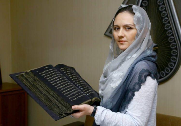 <p>Marmara Üniversitesinde doktora yapan sanatçı daha önce ipeğin üzerine Kur'an-ı Kerim'in hiç işlenmediğini araştırdıktan sonra Kur'an da adı geçen bu ürüne yazılması gerektiğini düşünerek başladığını anlattı. </p>