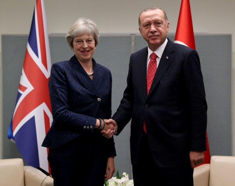 <p>Birleşmiş Milletler (BM) 73. Genel Kurulu Görüşmelerine katılmak üzere ABD'nin New York kentinde bulunan Türkiye Cumhurbaşkanı Recep Tayyip Erdoğan, İngiltere Başbakanı Theresa May ile görüştü.</p>

<p> </p>
