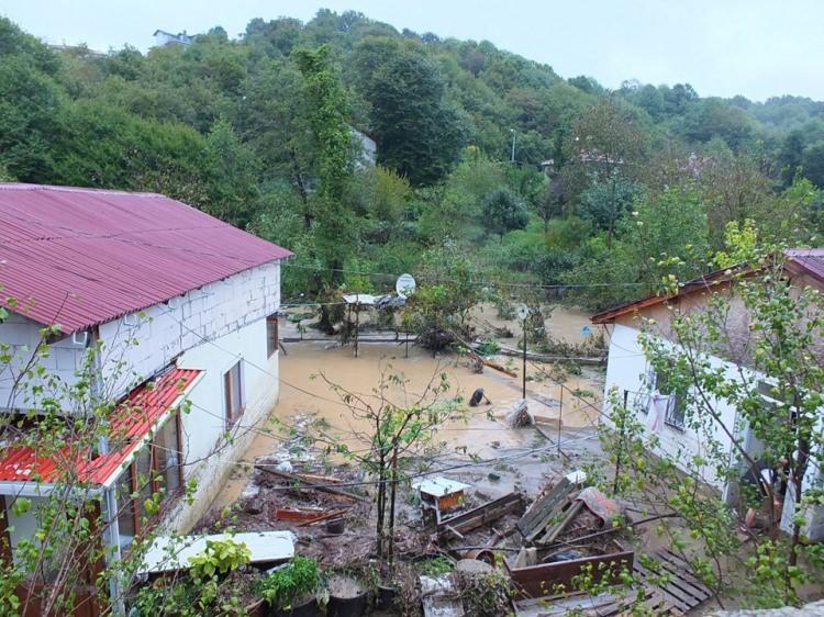 <p><strong>Beykoz'da aşırı yağış baskınlara neden oldu</strong></p>

<p> </p>

<p>İstanbul Beykoz'da şiddetli yağış nedeniyle su baskınları meydana geldi, Elmalı Deresi taştı. Yağış sırasında bir binanın çatısına yıldırım düştü</p>

<p> </p>
