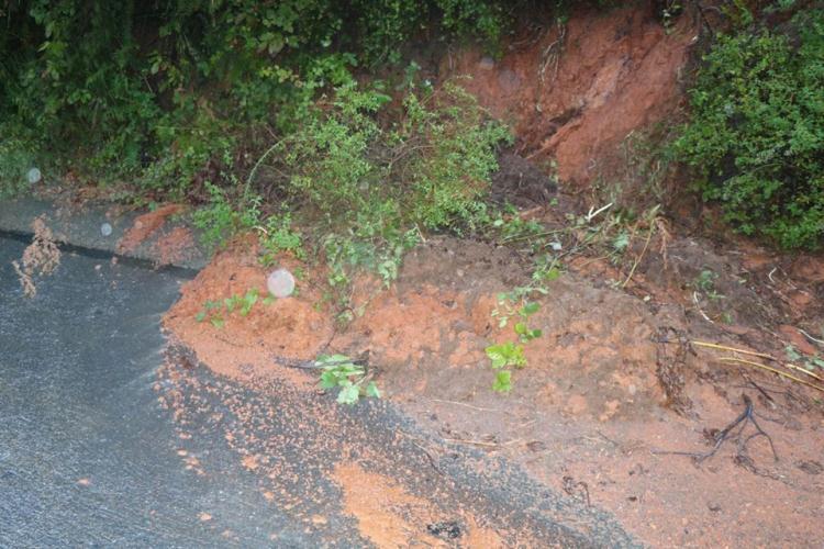 <p>Beykoz'da etkili olan şiddetli yağış su baskınlarına neden oldu, toprak kaymaları meydana geldi.</p>
<p> </p>