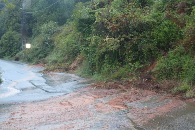 <p>Tepetarla Caddesi'ndeki bir binanın üzerine yıldırım düşmesi sonucu yangın çıktı.</p>
<p> </p>