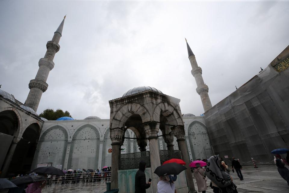 <p>Vakıflar Genel Müdürlüğü'nce, Osmanlı mimarisinin ilk ve tek 6 minareli camisi olarak İstanbul'un siluetine katkı sunan, içindeki 21 bin 43 İznik çinisiyle yabancıların "Blue Mosque" diye tanımladıkları Sultanahmet Camisi'nin 6 Temmuz 2017'de başlanan restorasyonu, hayırsever iş insanı Mehmet Yıldız'ın sponsorluğunda devam ediyor. </p>

<p> </p>
