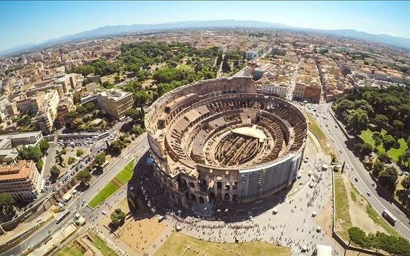<p>İtalya'nın başkenti Roma'da bulunan Flavianus Amfitiyatro olarak da bilinen Kolezyum bir arenadır. Usta bir komutan olan Vespasianus tarafından MS 72 yılında yapımına başlandı ve MS 80 yılında Titus döneminde tamamlandı. </p>

<p>Daha sonraki değişiklikler Domitian hükümdarlığı zamanında yapılmıştır.</p>
