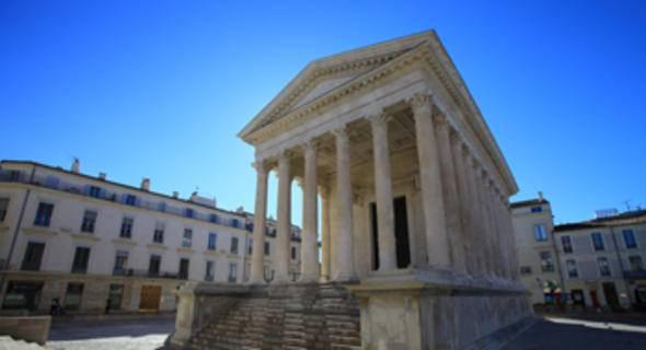 <p>Maison Carrée Fransa'nın güneyinde, Nîmes şehrinde yer alan ve eski Roma İmparatorluğu sınırları içinde yer alan bölgeler içinde, günümüze kadar en iyi korunmuş halde ulaşan antik tapınak.</p>
<p> </p>