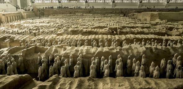 <p>Toprak Askerler ya da Terrakotta Ordusu, ilk Çin imparatoru Qin Shi Huang'ın mezarında bulunan terrakotta heykeller.</p>
<p>MÖ 210 tarihinde yapılmış olan heykeller, 1974'te Çin'in Shaanxi eyaletine bağlı Xi'an yakınlarında bir çiftçi tarafından bulunmuştur.</p>