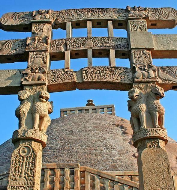 <p>Sanchi, Hindistan'ın Madhya Pradesh eyaleti, Raisen Bölgesi'ndeki Sanchi Kasabasındaki bir tepede, Büyük Stupa'sı ile ünlü bir Budist yerleşkesidir. </p>
<p>Madhya Pradesh'in başkenti Bhopal'in 46 kilometre kuzeydoğusundadır.</p>